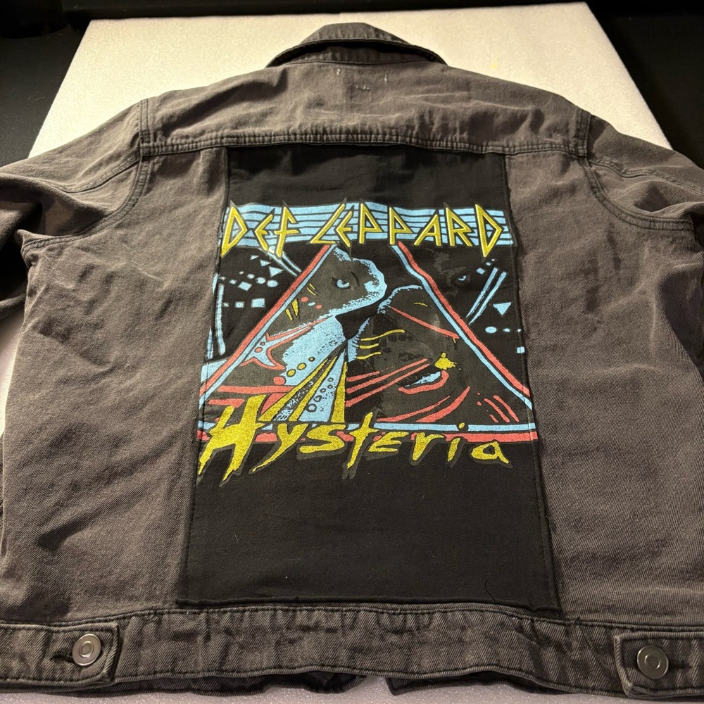 Def Leppard Hysteria Junk Food Clothing Black Lightweight Graphic Jacket. Size M
